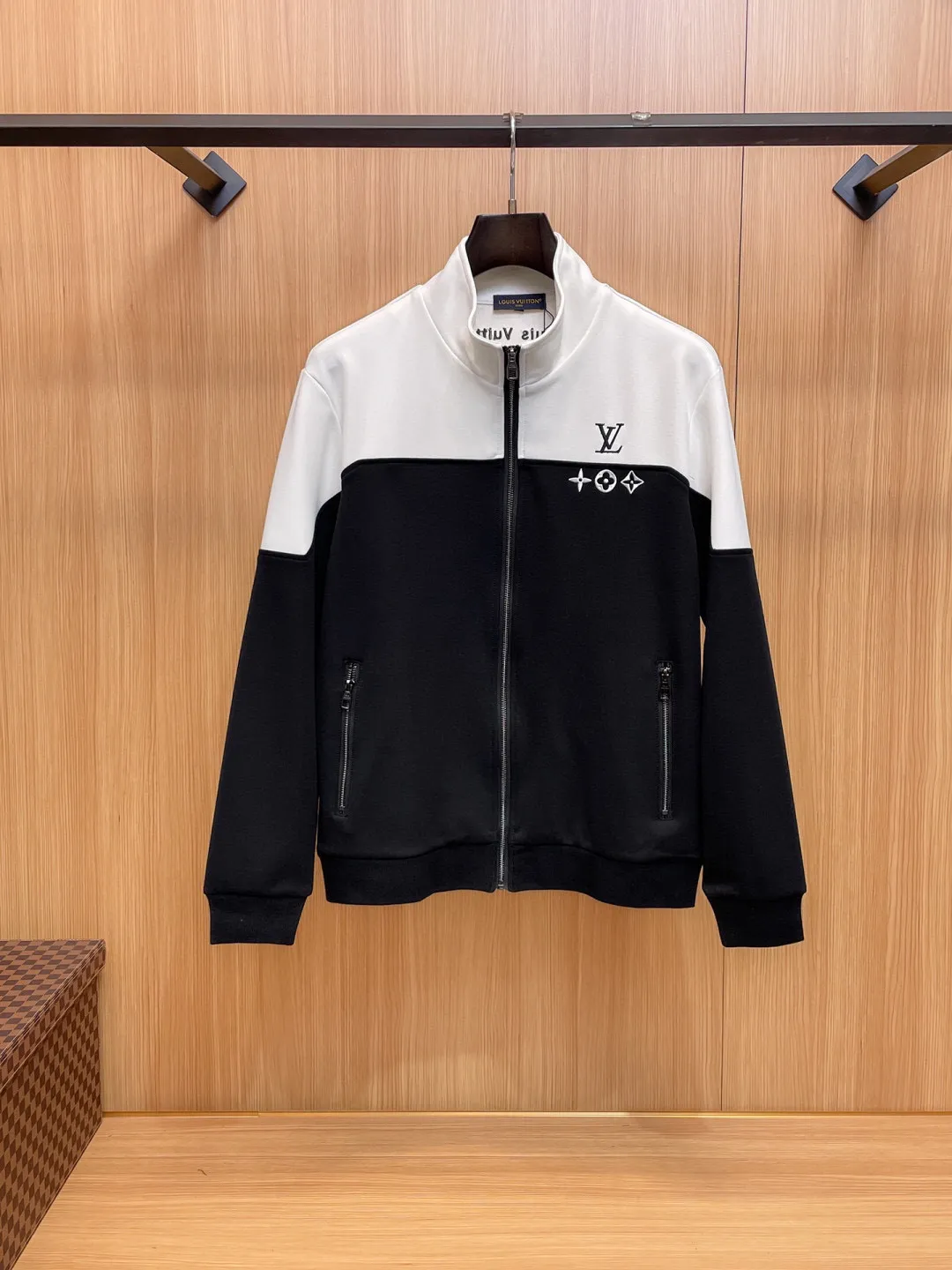 🅿️720 [LV Louis Vuitton] hot-selling suit is coming. Focus on the original version of the official website. 2025 new hot-selling cardigan and sweatshirt suit. The original order is the best. 🇭🇰The meticulous work of top designers. It has a fitting and perfect upper body effect. All-natural high-quality Tencel Roman cotton 100%, close-fitting comfort, noble and elegant! Original hardware embodies elegance and nobility! Counter size: M-3XL (maximum wear up to 190 pounds)